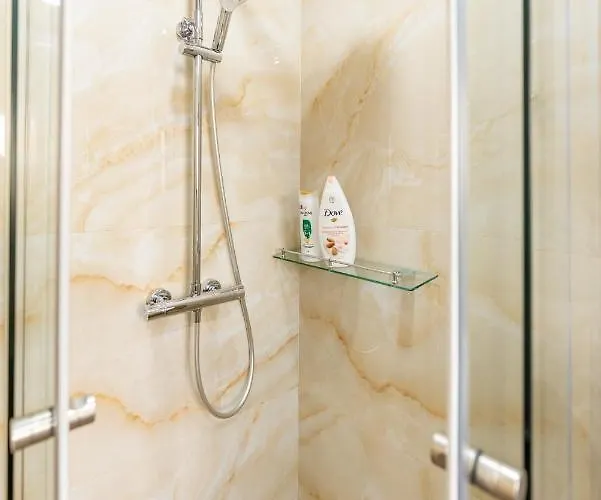 Laura's טיראנה