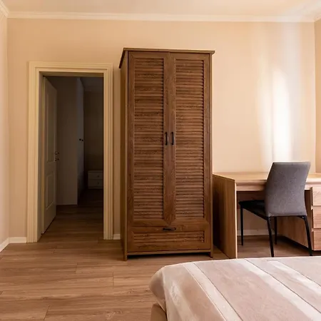 Laura's * Tirana